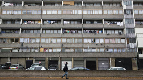 A man walks past the Aylesbury Estate in south London © REUTERS / Neil Hall