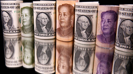 FILE PHOTO: Chinese Yuan and US dollar banknotes © Reuters / Dado Ruvic