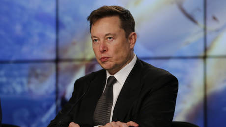 FILE PHOTO: SpaceX founder and chief engineer Elon Musk at a news conference at the Kennedy Space Center in Florida, U.S. January 19, © Reuters / Joe Skipper
