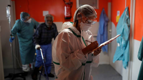 A nurse at the Clinique Breteche private hospital in Nantes, France. April 30, 2020. © Reuters / Stephane Mahe