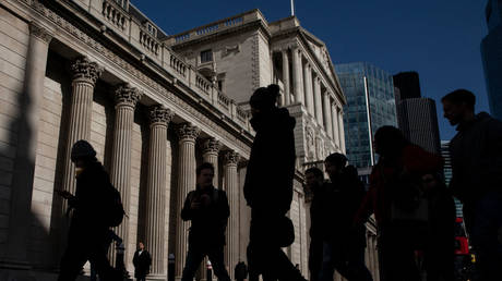 FILE PHOTO: People walk past The Bank of England in London, England © Getty images / Dan Kitwood