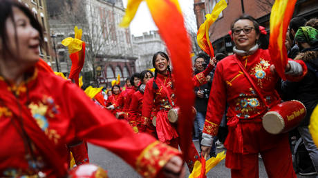 Performers take part in the Chinese Lunar New Year parade through central London © REUTERS / Simon Dawson