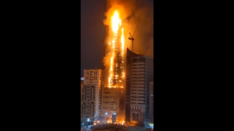 Massive blaze engulfs high-rise building in UAE (VIDEO)
