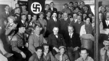 Adolf Hitler meets with members of the Nazi Party in 1930. © Wikipedia / Bundesarchiv