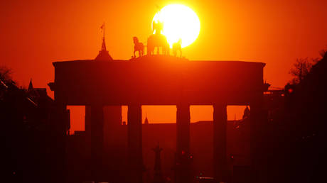 FILE PHOTO: "Strasse des 17 Juni" in front of the Brandenburg gate, Berlin, Germany, April 1, 2020 © Reuters / Hannibal Hanschke