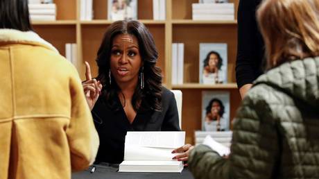 FILE PHOTO: Former first lady Michelle Obama signs copies of her memoir Becoming at the Seminary Co-op Bookstore in Chicago, Illinois, U.S., November 13, 2018. © REUTERS/Kamil Krzaczynski