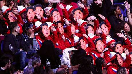 Spectators wear Kim Jong-un masks as they impersonate the North Korean cheerleaders at the Winter Olympic Games at the Brit Awards at the O2 Arena in London © REUTERS/Hannah McKay
