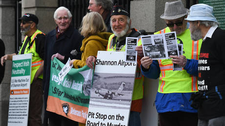 Activists and members of the US Veterans for Peace network stage a protest 'Respect Irish Neutrality' outside the Irish Parliament. On Tuesday, May 7, 2019, in Dublin, Ireland. © Getty Images/Artur Widak/NurPhoto