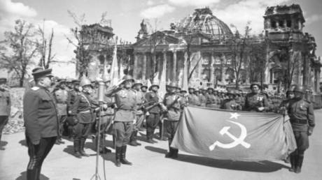 Soviet soldiers pose in front of the Reichstag building, days after the Battle of Berlin. © Sputnik / Oleg Knorring