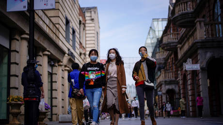People walking in Wuhan, China, after the lockdown was lifted in the city. April 14, 2020.  © Reuters / Aly Song