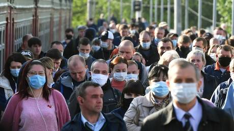 Passengers at a train station in Moscow after quarantine measures were relaxed. May 12, 2020. © Sputnik / Mikhail Voskresensky