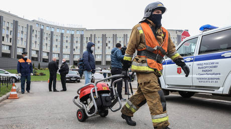 Firefighters at St. George's hospital in St. Petersburg, where a fire occurred that killed 5 people infected with coronavirus, in Saint Petersburg, Russia, on May 12, 2020. © Getty Images/Valya Egorshin/NurPhoto