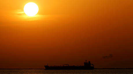 FILE PHOTO: An oil tanker sits anchored off the Fos-Lavera oil hub near Marseille, France © Reuters / Jean-Paul Pelissier