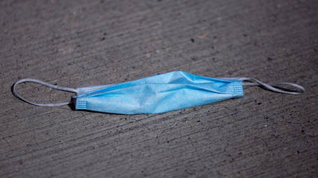 A used face mask tossed on the pavement. © Reuters / Kathleen Flynn