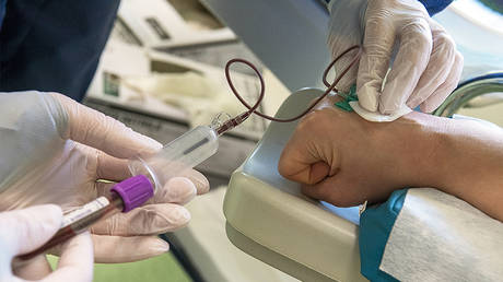 A medic collects blood from a patient in Hadassah clinic, which offers express tests for antibodies to the coronavirus disease (COVID-19), at the Skolkovo innovation centre, outside Moscow, Russia.© Sputnik / Evgeny Biyatov