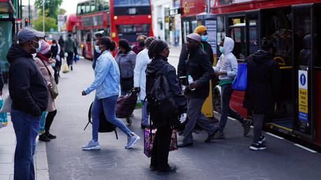 Over QUARTER of UK population could have had Covid-19 already, doctor tells RT