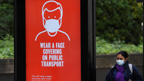 A woman at a bus stop in London. May 17, 2020. © Reuters / Toby Melville