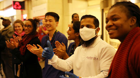 FILE PHOTO: NHS workers applaud on the streets outside Chelsea and Westminster Hospital in London, Britain © Reuters / Kevin Coombs