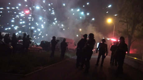 Riot police charge through flaming barricades in 2nd night of Paris violence over motorcyclist’s death (VIDEO)