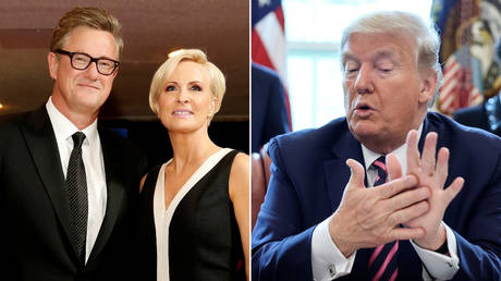 (L) Joe Scarborough and Mika Brzezinski at event in Washington © Reuters / Jonathan Ernst; (R) Donald Trump participates in coronavirus relief bill signing ceremony at the White House © Reuters / Jonathan Ernst