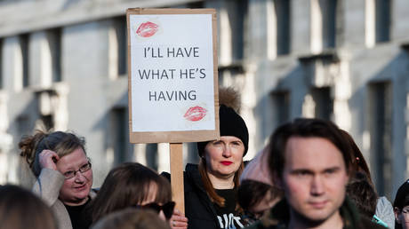 Demonstrators gather on Whitehall outside Downing Street to take part in a Women's March rally on 18 January, 2020 in London, England. © Getty Images/NurPhoto/WIktor Szymanowicz