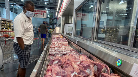 A man sporting a face mask looks toward beef in the meat section of a Costco warehouse club in Webster, Texas, May 5, 2020 © Reuters / Adrees Latif