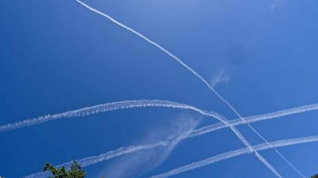 Contrails mark the sky over South Florida © Global Look Press / Keystone Press Agency / Carl Seibert