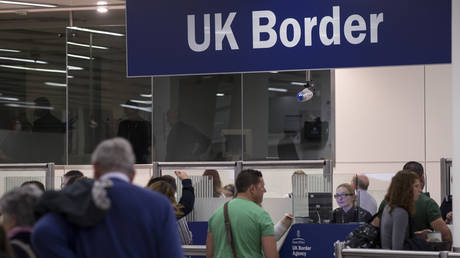 Border Force check the passports of passengers arriving at Gatwick Airport. ©  Getty Images / Oli Scarff