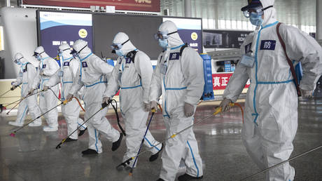 Firefighters disinfect the Wuhan Tianhe International Airport on April 3, 2020 in Wuhan, Hubei Province, China. © Getty Images / Stringer