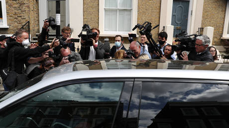 Journalists flagrantly break coronavirus rules... while questioning adviser Cummings about breaking coronavirus rules