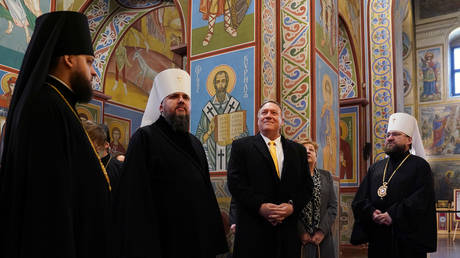 FILE PHOTO. Mike Pompeo visits the St. Michael's Golden-Domed Cathedral in Kiev, Ukraine. © Reuters / Kevin Lamarque