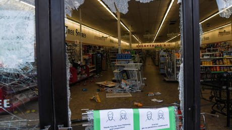 WATCH crowd smash ATMs amid looting & intense street clashes in Minneapolis (VIDEO)