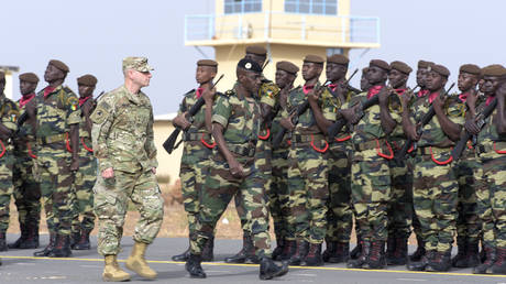 Senegal's Army General and US Army General review the troops during the inauguration of a military base in Thies, 70 km from Dakar, on February 8, 2016 © AFP / Seyllou