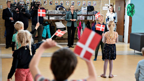 Danish PM Mette Frederiksen meets with students at Stolpedal school as the country went into phase two of its reopening, in Aalborg, Denmark, May 18, 2020. © Reuters / Ritzau Scanpix / Henning Bagger