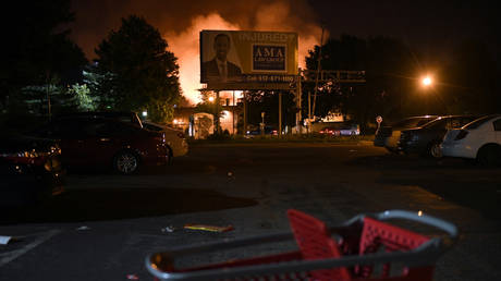 Minneapolis mayor calls on National Guard to tackle riots over police killing of black man