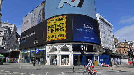 A government sign "Stay Home, Protect the NHS, Save Lives" is displayed on the advertising boards in Piccadilly Circus in London on April 13, 2020 © AFP / Glyn Kirk