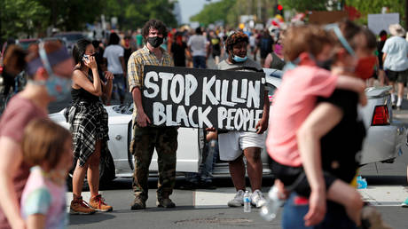 Protesters gather at the scene where George Floyd, an unarmed black man, was pinned down by a police officer kneeling on his neck ©REUTERS/Eric Miller