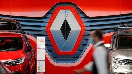 FILE PHOTO: A logo of Renault carmaker at a dealership in Nantes, France, May 26, © Reuters / Stephane Mahe