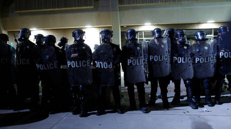 WATCH: Looters ransack Louis Vuitton, police HQ and smash BANKS as Portland erupts in protest