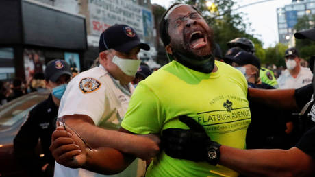 Police officers detain a man during an "I can't breathe" vigil and rally in the Brooklyn borough of New York, NY, U.S. May 29, 2020. © REUTERS/Shannon Stapleton