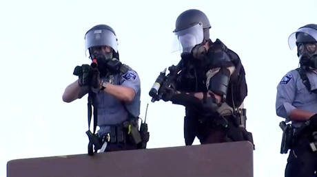 Police aim at Reuters TV cameraman during unrest in Minneapolis. © Reuters / Julio Cesar-Chavez