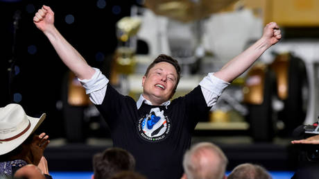SpaceX CEO and owner Elon Musk celebrates after the launch of a SpaceX Falcon 9 rocket. © Reuters / Steve Nesius