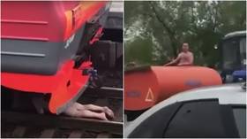 Naked & not afraid: WATCH man wreak havoc at Moscow train station in his birthday suit