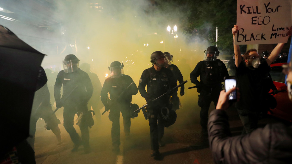 Portland Protesters Set Barricades Alight And Face Off With Riot Police Videos — Rt Usa News