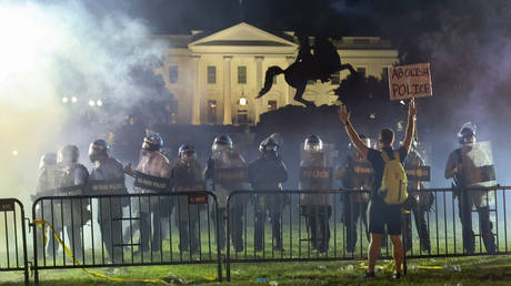 Police in riot gear keep protesters at bay in Lafayette Park near the White House in Washington, US May 31, 2020. Picture taken May 31, 2020. REUTERS/Jonathan Ernst