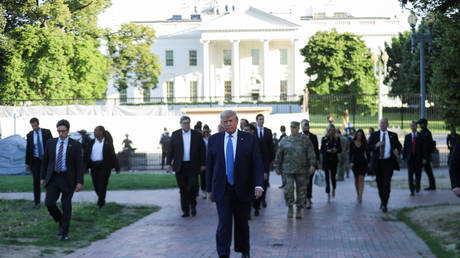 U.S. President Donald Trump walks through Lafayette Park to visit St. John's Episcopal Church across from the White House during ongoing protests over the death of George Floyd., June 1, 2020. © REUTERS/Tom Brenner