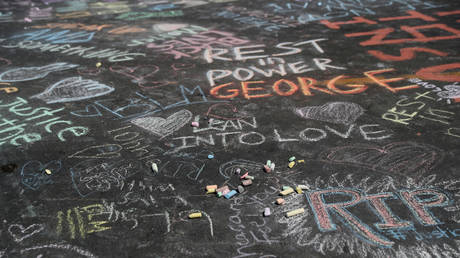 Handwritten messages can be seen at a memorial for George Floyd that has been created at the place where he was taken into police custody and later died in Minneapolis, Minnesota, U.S., June 1, 2020 © Reuters / Leah Millis