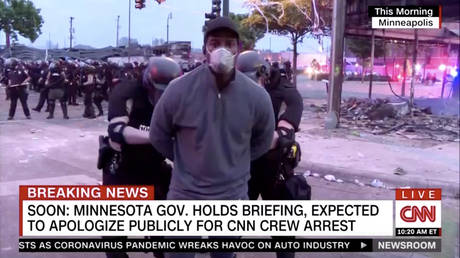 Police arrest a member of a CNN crew broadcasting live while covering protests related to the death of George Floyd, in Minneapolis, Minneapolis, Minnesota. May 29, 2020. © CNN / Reuters TV