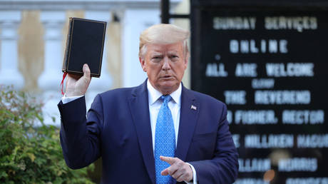 U.S. President Donald Trump holds up a Bible. Washington, U.S., June 1, 2020 © Reuters / Tom Brenner