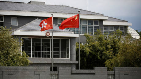 Chinese and Hong Kong flags flutter at the offices of the Government of the Hong Kong Special Administrative Region in Beijing, China, May 25, 2020. © Reuters / Tingshu Wang